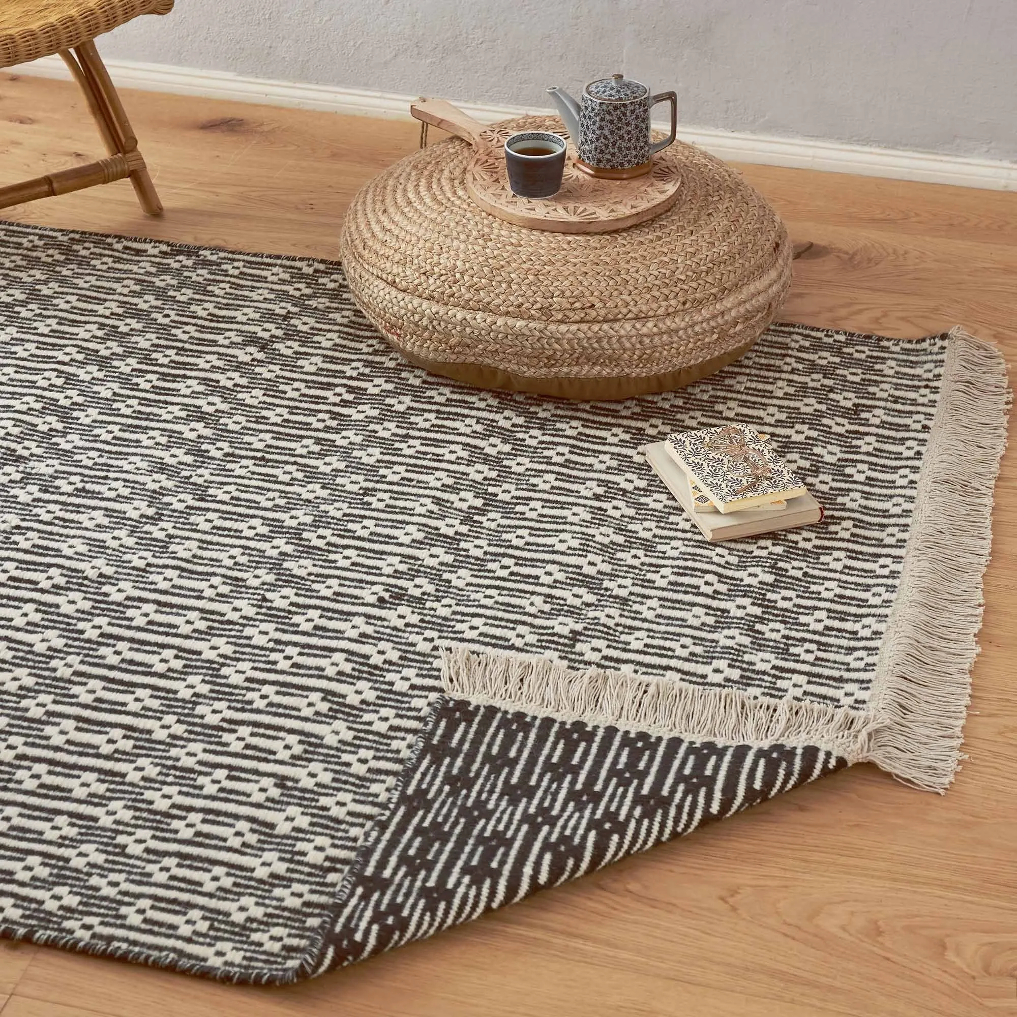 Lumaco Rug [Charcoal/Off-white]