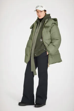 Puffer coat with detachable sleeves in recycled polyester